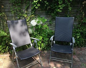 Comfortabele tuinmeubelen bij Bed & Breakfast Maria in Rotterdam, ideaal voor ontspanning.