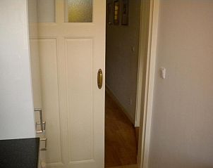 Stijlvolle schuifdeur in Bed & Breakfast Maria in Rotterdam, verbindend met de keuken.