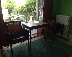 Gezellige zithoek met uitzicht op tuin bij Bed & Breakfast Maria in Rotterdam.
