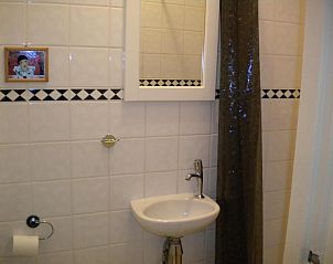 Netjes ingerichte badkamer met wastafel bij Bed & Breakfast Maria in Rotterdam.