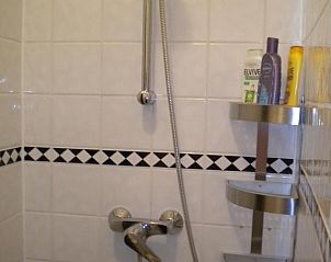 Moderne douche in badkamer van Bed & Breakfast Maria in Rotterdam, voorzien van alle gemakken.