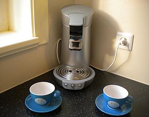 Koffiezetapparaat en kopjes in Bed & Breakfast Maria in Rotterdam, perfect voor koffieliefhebbers.