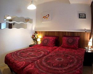 Gezellige slaapkamer in Imagine My B&B Rotterdam met tweepersoonsbed en sfeervolle verlichting.