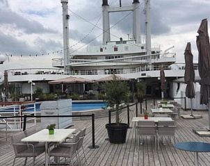 Dakterras met uitzicht op Rotterdam bij Imagine My B&B, ideaal voor ontspanning.