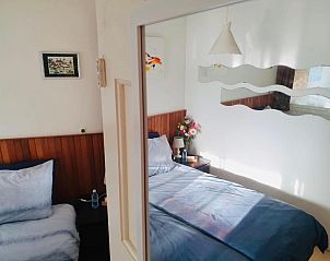 Ruime badkamer in Imagine My B&B Rotterdam met stijlvolle wastafel.