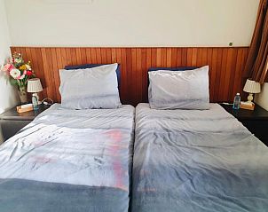 Moderne douche in Imagine My B&B Rotterdam met luxe voorzieningen.