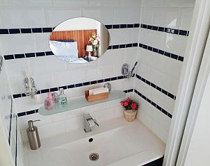 Netjes ingerichte toiletruimte in Imagine My B&B Rotterdam met mozaekdetails.