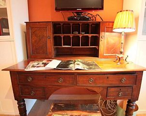 Antiek bureau in de kamer van B&B de Singel, Utrecht. Unieke bed and breakfast in Utrecht eo.