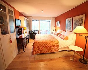 Ruime slaapkamer met balkon bij B&B de Singel, Utrecht. Comfortabel verblijf in deze bed and breakfast.