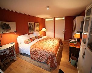 Elegante slaapkamer met warme kleuren bij B&B de Singel, Utrecht. Stijlvolle bed and breakfast in Utrecht eo.