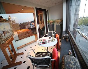 Balkon met kunstwerken bij B&B de Singel, Utrecht. Geniet van de omgeving in deze bed and breakfast.