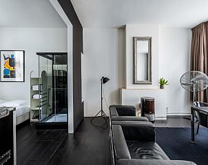 Gezellige zithoek in B&B Zocher6, Utrecht, met veel natuurlijk licht en moderne meubels.