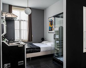 Stijlvolle badkamer van B&B Zocher6 in Utrecht, met moderne douche en strakke afwerking.