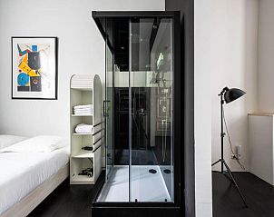 Luxe zithoek in B&B Zocher6, Utrecht, met een moderne uitstraling en comfortabele stoelen.