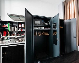 Sfeervolle slaapkamer met toegang tot patio in B&B Zocher6, Utrecht.