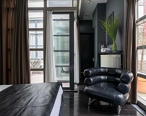 Entertainmentopties in B&B Zocher6, Utrecht, met moderne technologie en comfortabele ruimte.