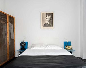 Lichte en ruime slaapkamer met toegang tot terras in B&B Zocher6, Utrecht.