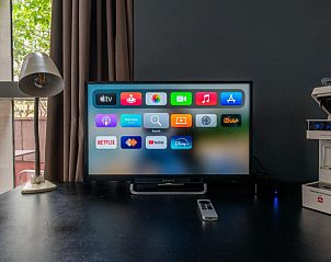 Moderne badkamer met glazen wanden in B&B Zocher6, Utrecht, voor een luxe ervaring.