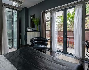 Stijlvolle douche in B&B Zocher6, Utrecht, met moderne afwerking en voorzieningen.