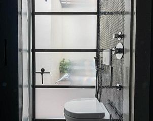 Strakke douchecabine in B&B Zocher6, Utrecht, voor een verfrissende ervaring.