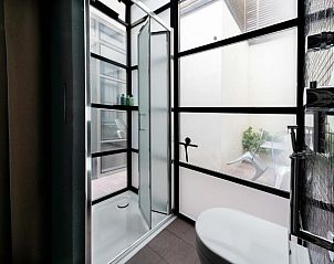 Moderne wastafel in B&B Zocher6, Utrecht, met stijlvolle tegels en design.