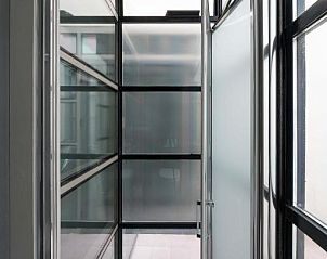 Werkplek in B&B Zocher6, Utrecht, met bureau en moderne voorzieningen.