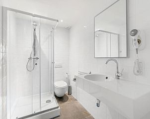 Luxe badkamer in B&B de Lijsterhof, Domburg, Walcheren, moderne douche in bed and breakfast in Zeeland.