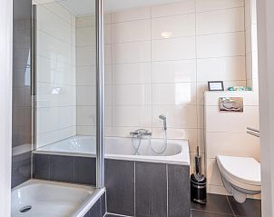 Luxe badkamer met bad in Bed & Breakfast Huys aan zee, Domburg.