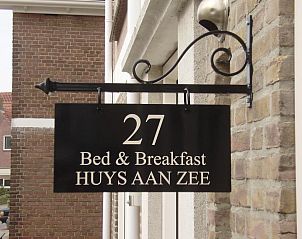 Balkons van Bed & Breakfast Huys aan zee met blauwe lucht, Domburg.