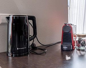 Stijlvolle badkamer met natuurlijke lichtinval in Bed & Breakfast Huys aan zee, Domburg.