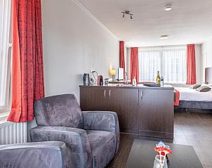 Badkamer met dakraam in Bed & Breakfast Huys aan zee, Domburg, Walcheren.