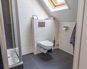 Slaapkamer met schuin plafond in Bed & Breakfast Huys aan zee, Domburg.