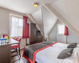 Slaapkamer met uitzicht op zee in Bed & Breakfast Huys aan zee, Domburg.