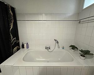 Stijlvolle badkamer in Bed and Breakfast de Kleyne Wereld, Vlissingen met ruim bad.