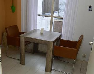 Eetruimte in Bed and Breakfast de Kleyne Wereld, Vlissingen met uitzicht op de binnenplaats.