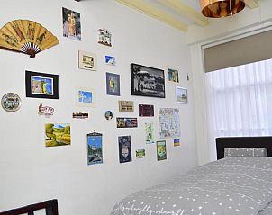 Decoratieve muur in Bed and Breakfast de Kleyne Wereld, Vlissingen met wereldse kunstwerken.
