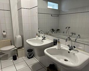 Badkamer in Bed and Breakfast de Kleyne Wereld, Vlissingen met dubbele wastafel en spiegel.