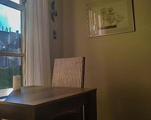 Lichte eetruimte in Bed and Breakfast de Kleyne Wereld, Vlissingen met uitzicht op de tuin.