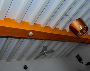 Uniek plafondontwerp in Bed and Breakfast de Kleyne Wereld, Vlissingen met kleurrijke balken.