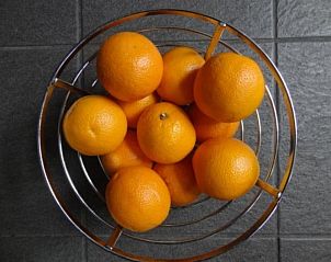 Verse sinaasappels in Bed and Breakfast de Kleyne Wereld, Vlissingen voor een gezond ontbijt.