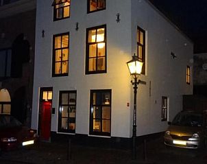Bed and Breakfast de Kleyne Wereld, Vlissingen verlicht in de avond met klassieke charme.