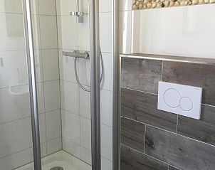 Moderne badkamer met douche in Bed & Breakfast Zeeland, Noordwelle, Schouwen-Duiveland.