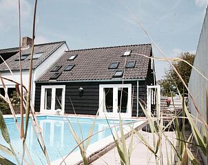 Buitenzwembad bij Bed & Breakfast Zeeland in Noordwelle, omgeven door natuur.