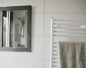 Stijlvolle badkamer met spiegel in Bed & Breakfast Zeeland, Noordwelle, Schouwen-Duiveland.