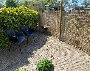 Priv terras met zitje bij Bed & Breakfast Zeeland, Noordwelle, voor ontspanning.