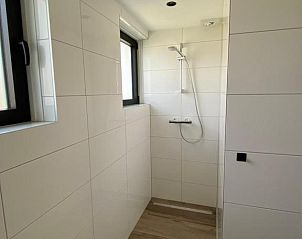 Ruime inloopdouche in Bed & Breakfast Zeeland, Noordwelle, met moderne afwerking.