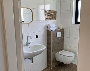 Schone badkamer met toilet en wastafel in Bed & Breakfast Zeeland, Noordwelle.