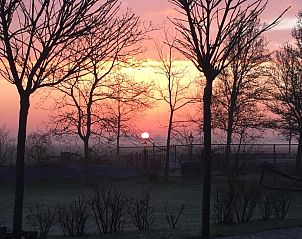 Adembenemende zonsopgang bij Bed & Breakfast Zeeland, Noordwelle, met natuurlijke omgeving.