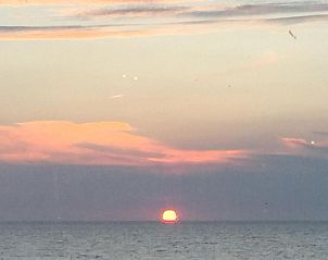 Prachtige zonsondergang boven zee nabij Bed & Breakfast Zeeland, Noordwelle.