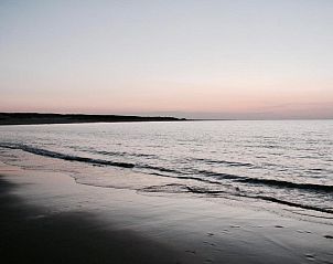 Rustige kustlijn bij zonsondergang in de buurt van Bed & Breakfast Zeeland, Noordwelle.